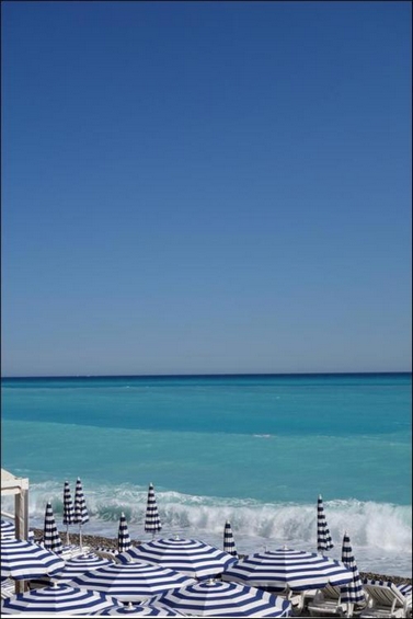 2015 06 26 photo du jour annick les parasols de la promenade 500x749.jpg