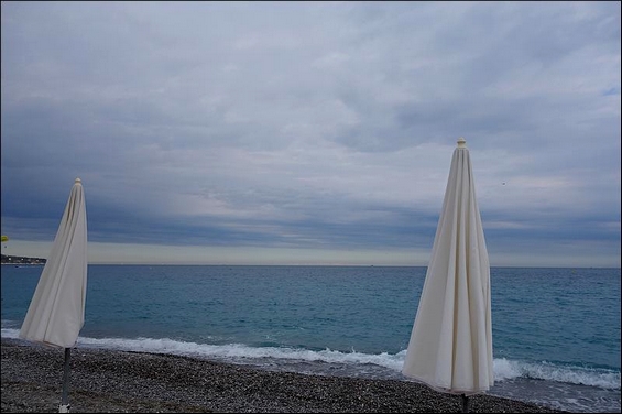 2015 06 27 photo du jour annick Les parasols de la promenade rhgw.jpg